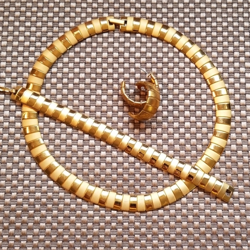 Three piece gold tone jewelry set